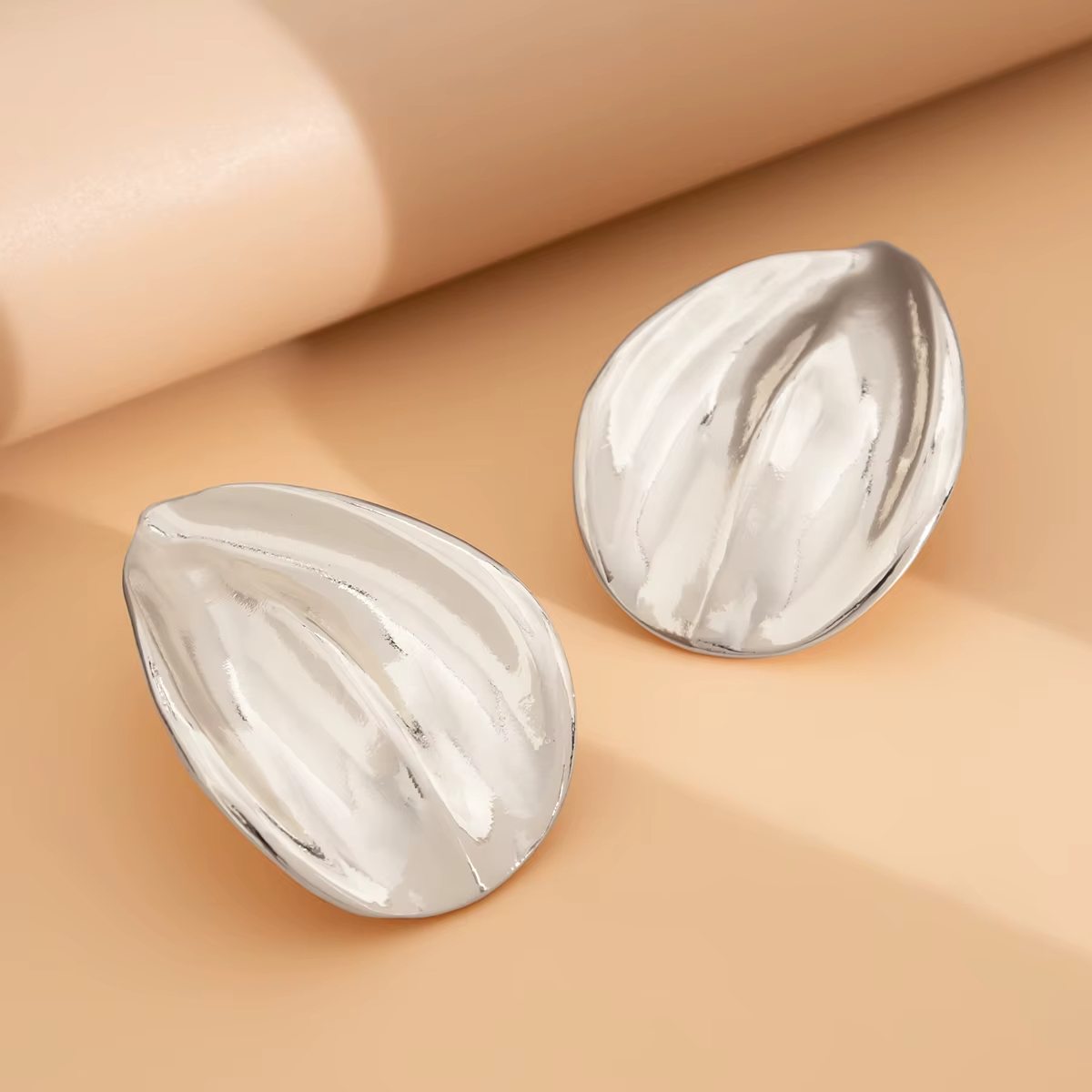 Designer Smooth Metal Arc Water Drop Stud Earrings Jewel for Women Trendy Lady Daily Simple Earrings Fashion Jewelry Accessories