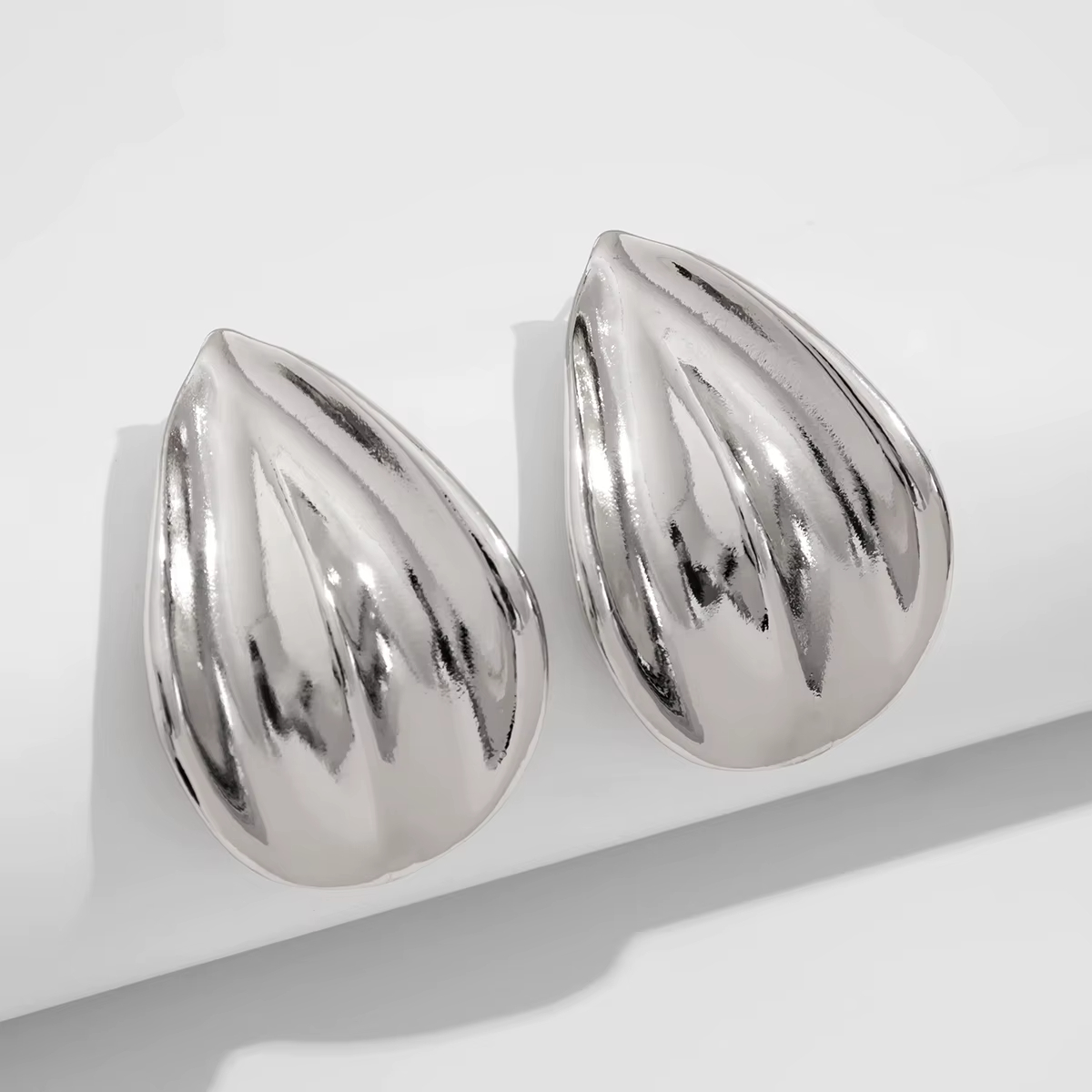 Designer Smooth Metal Arc Water Drop Stud Earrings Jewel for Women Trendy Lady Daily Simple Earrings Fashion Jewelry Accessories