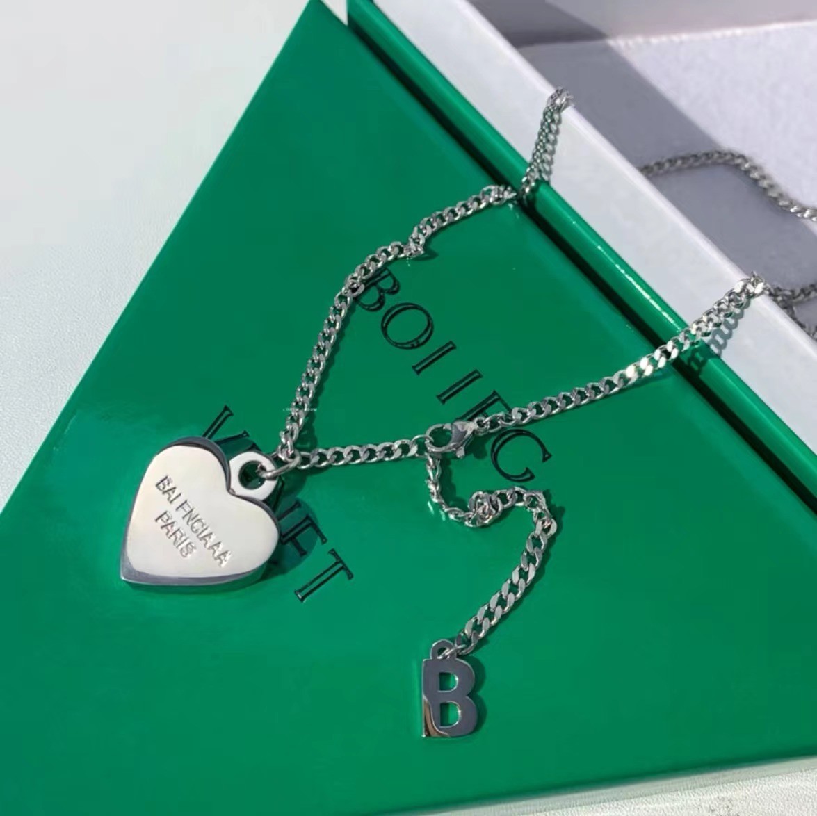 Couple Matching Heart Pendant Necklaces with Letter B – Gold & Silver Stainless Steel Romantic Gift Jewelry