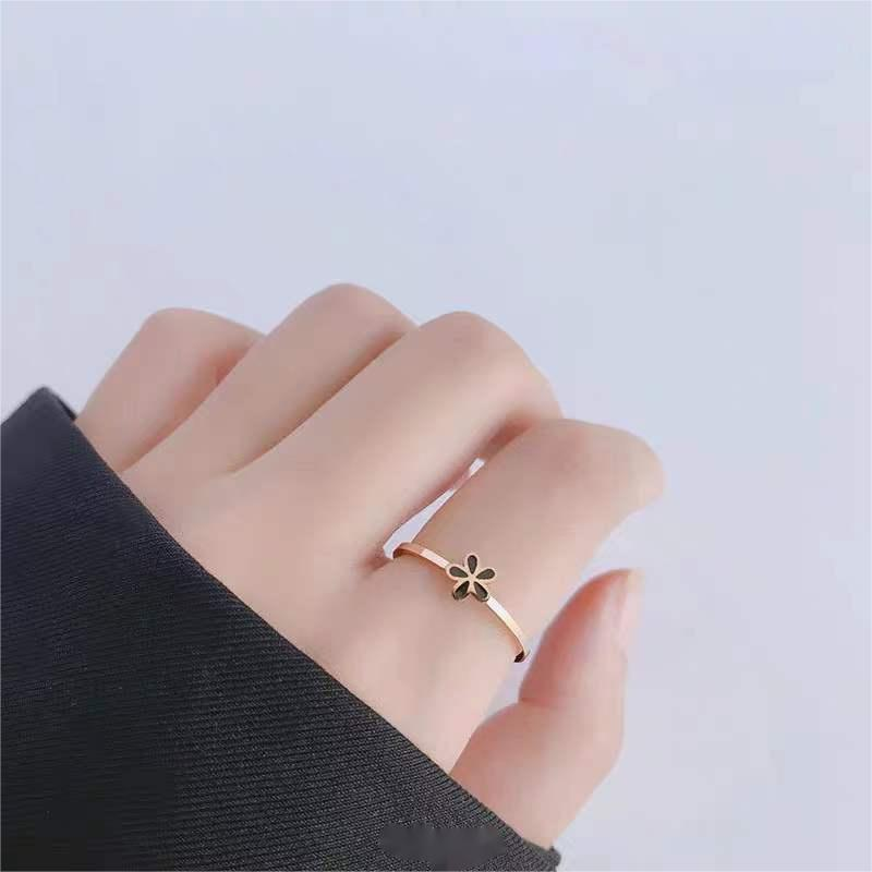 Cute Flower Design 18K Gold Plated Stainless Steel Minimalist Ring for Women Girls Daily Wear Jewelry