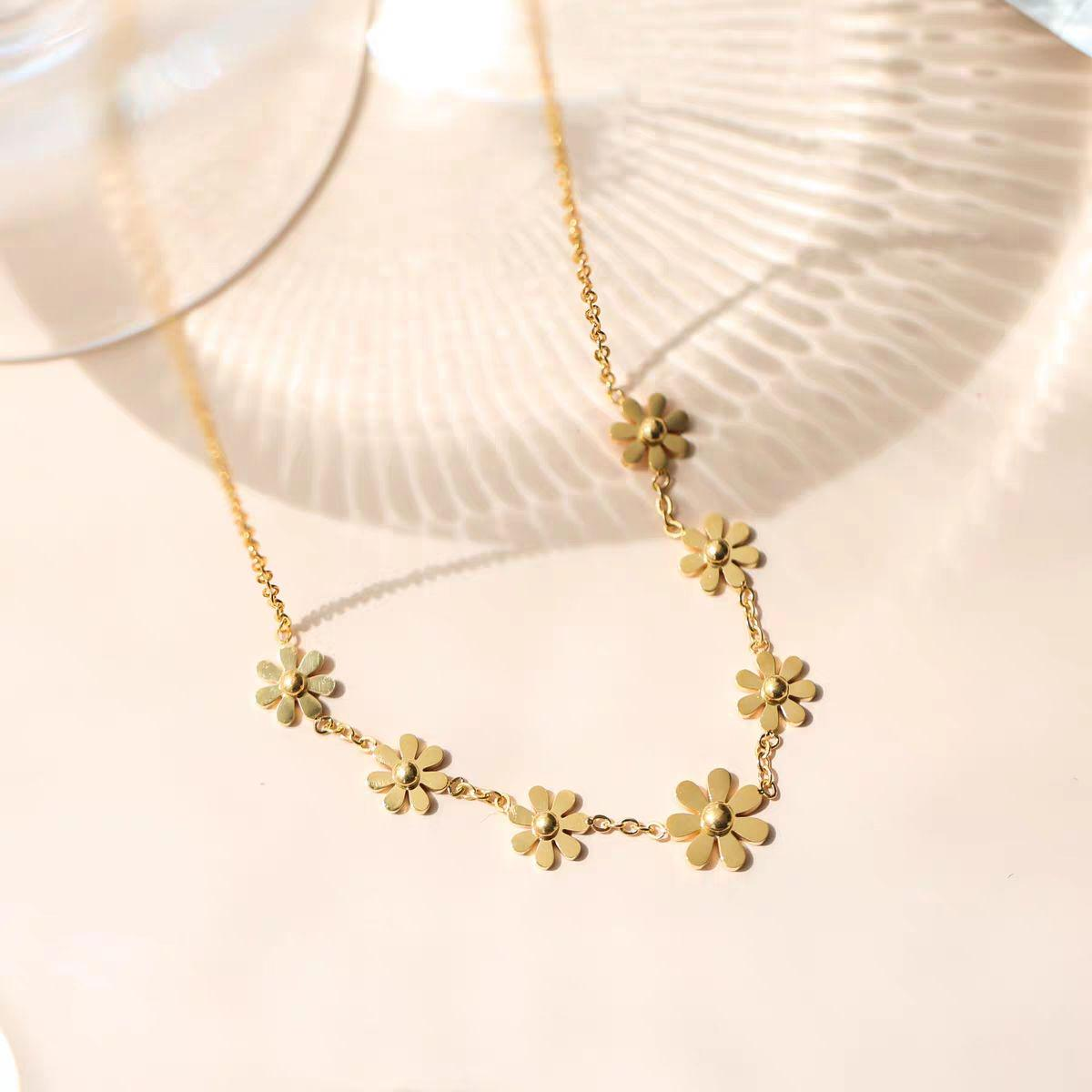 Dainty Gold Flower Necklace for Women – Elegant Floral Pendant Everyday Jewelry Gift