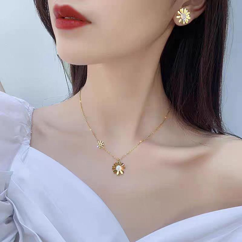 Daisy Flower Necklace and Earrings Jewelry Set – Gold Plated