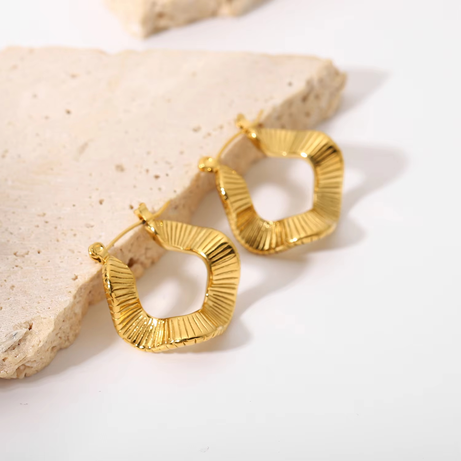Dream Fashion Wholesale High-Quality Gold Stainless Steel Wave Shaped Exquisite and Elegant Earrings