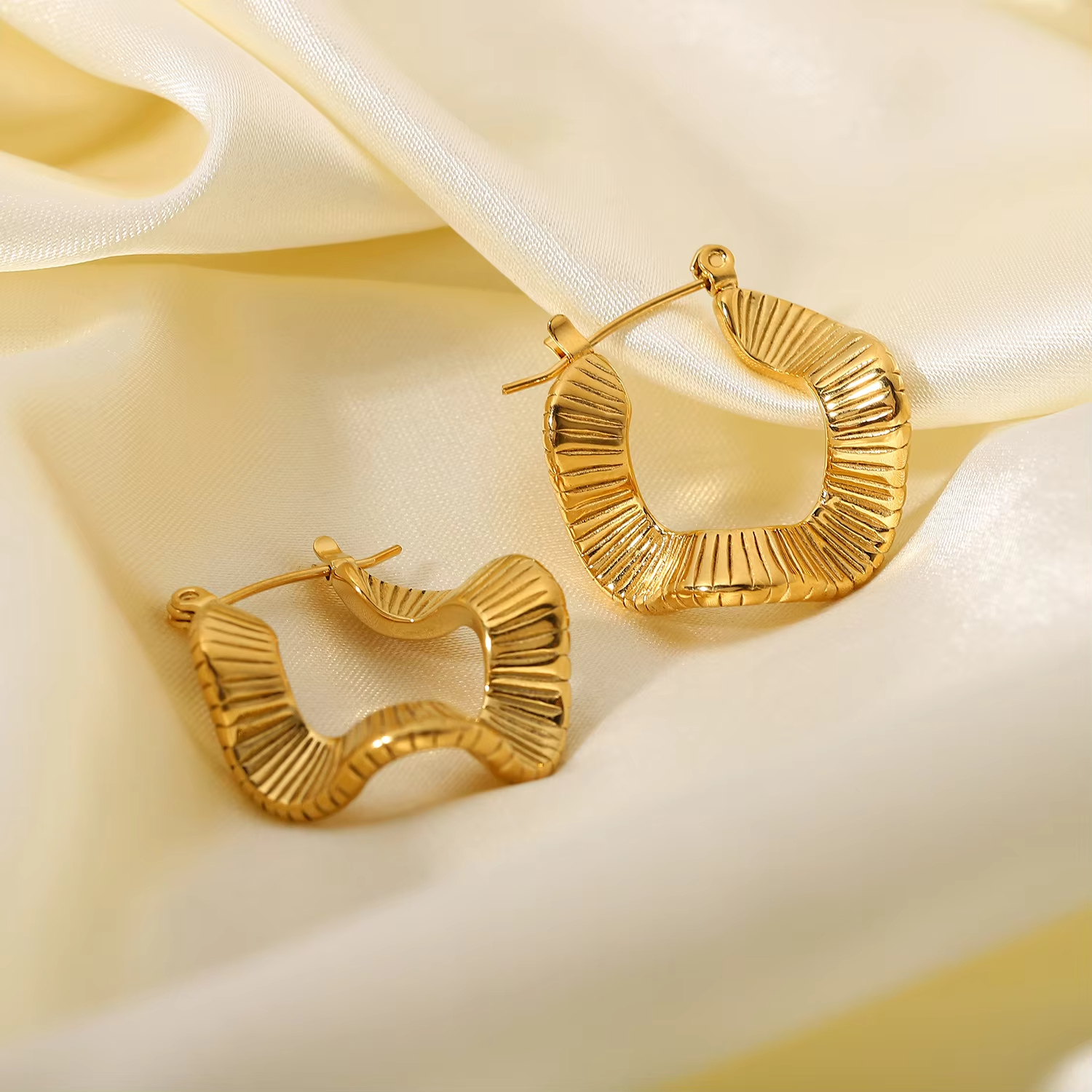 Dream Fashion Wholesale High-Quality Gold Stainless Steel Wave Shaped Exquisite and Elegant Earrings
