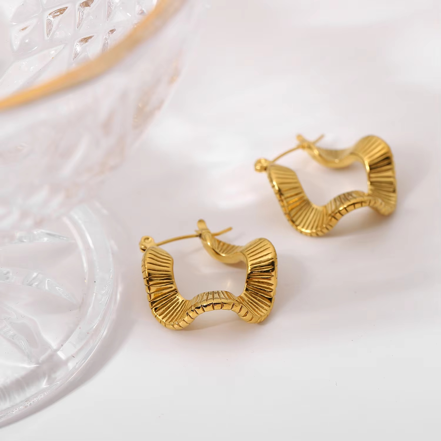 Dream Fashion Wholesale High-Quality Gold Stainless Steel Wave Shaped Exquisite and Elegant Earrings