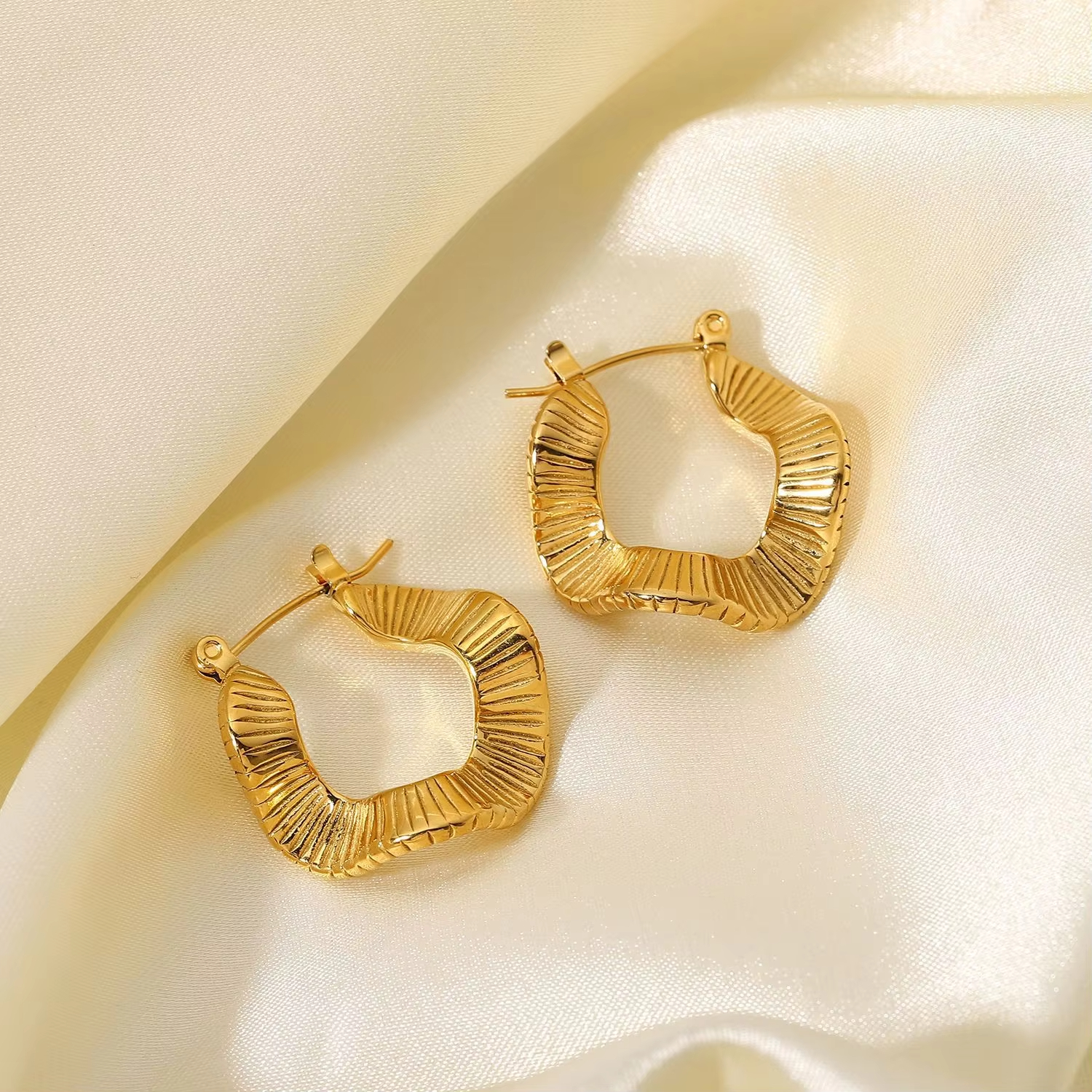 Dream Fashion Wholesale High-Quality Gold Stainless Steel Wave Shaped Exquisite and Elegant Earrings