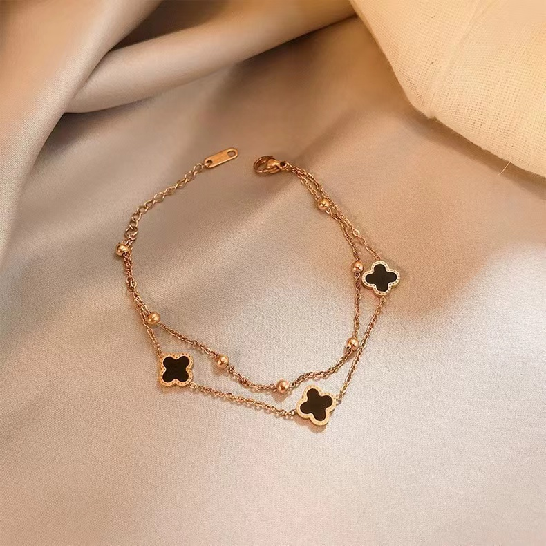 Elegant Double Layer Clover Bracelet for Women – 18K Gold Plated Stainless Steel Chain with Black Enamel Lucky Charms and Beaded Accents, Adjustable Fashion Jewelry for Gifts and Daily Wear