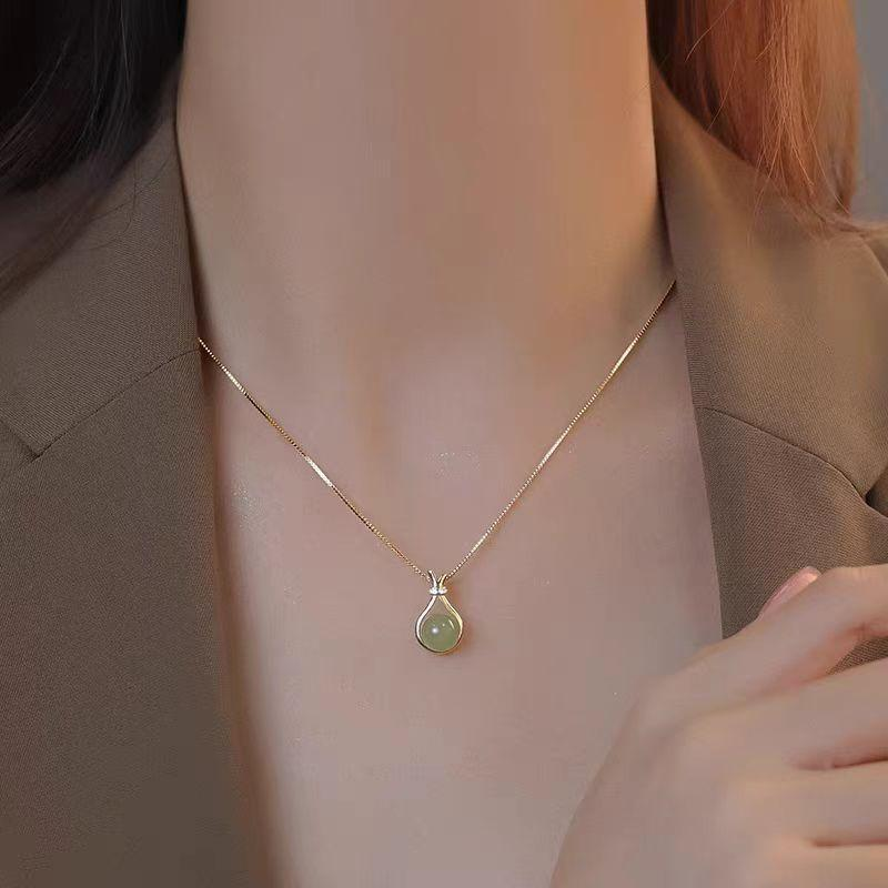 Elegant Gold Chain Necklace with Emerald Cut Crystal Pendant – Fashion Statement Jewelry for Women