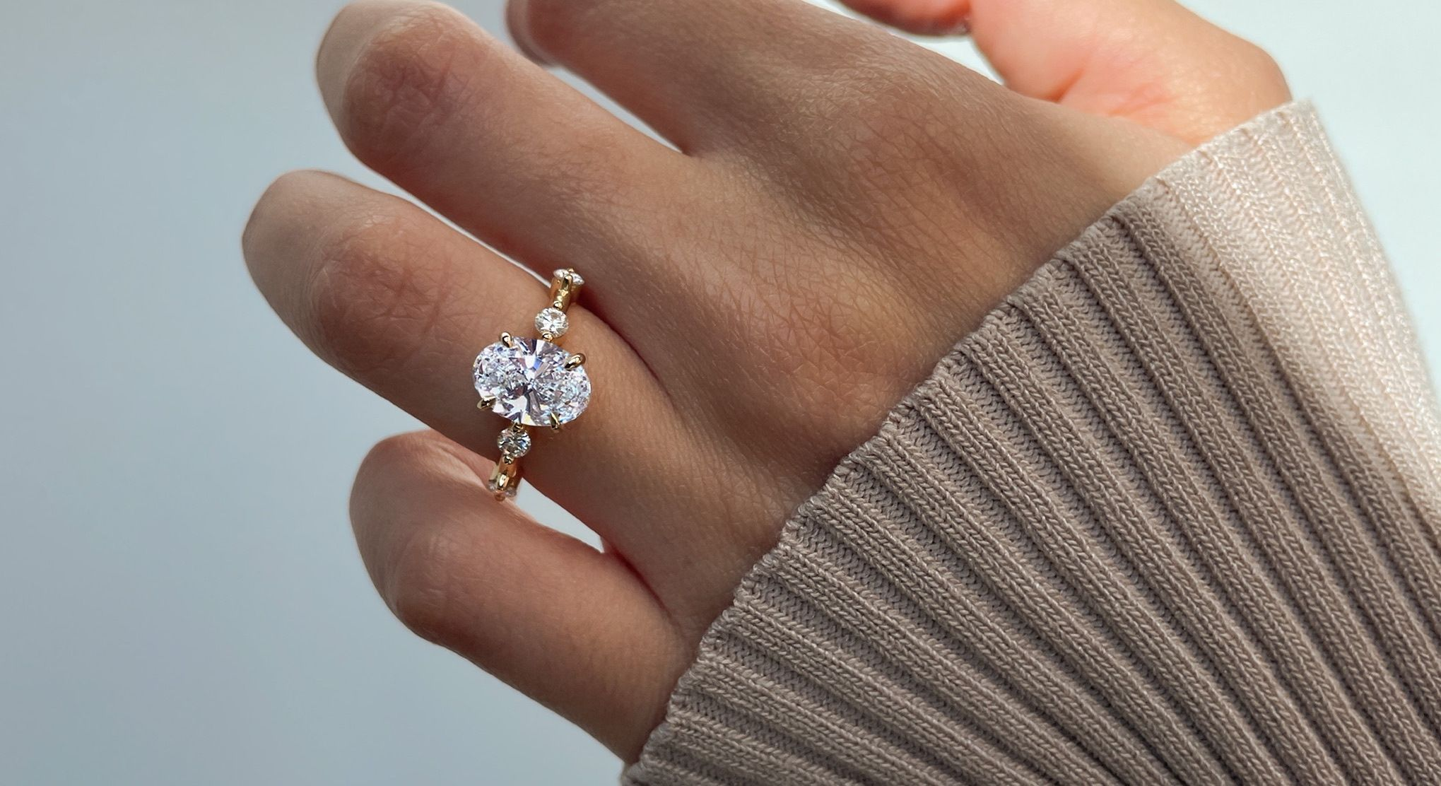 Elegant Oval Diamond Engagement Ring – Classic Gold Setting with Accent Stones