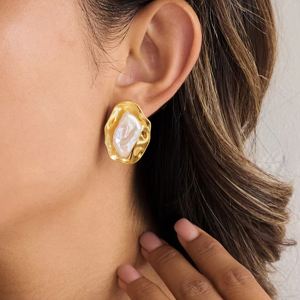 Elegant and Refined Vintage Romantic Stud Earrings Light Luxury 18K Gold Plated Stainless Steel Earrings a Niche Accessory