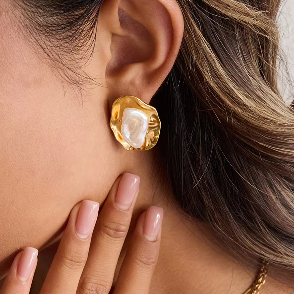 Elegant and Refined Vintage Romantic Stud Earrings Light Luxury 18K Gold Plated Stainless Steel Earrings a Niche Accessory