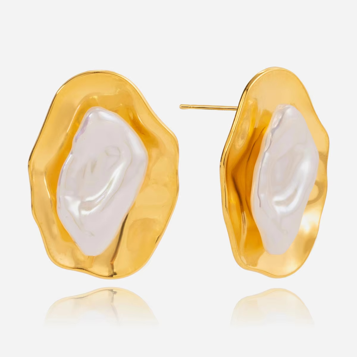 Elegant and Refined Vintage Romantic Stud Earrings Light Luxury 18K Gold Plated Stainless Steel Earrings a Niche Accessory