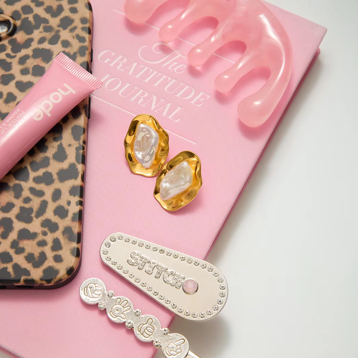 Elegant and Refined Vintage Romantic Stud Earrings Light Luxury 18K Gold Plated Stainless Steel Earrings a Niche Accessory