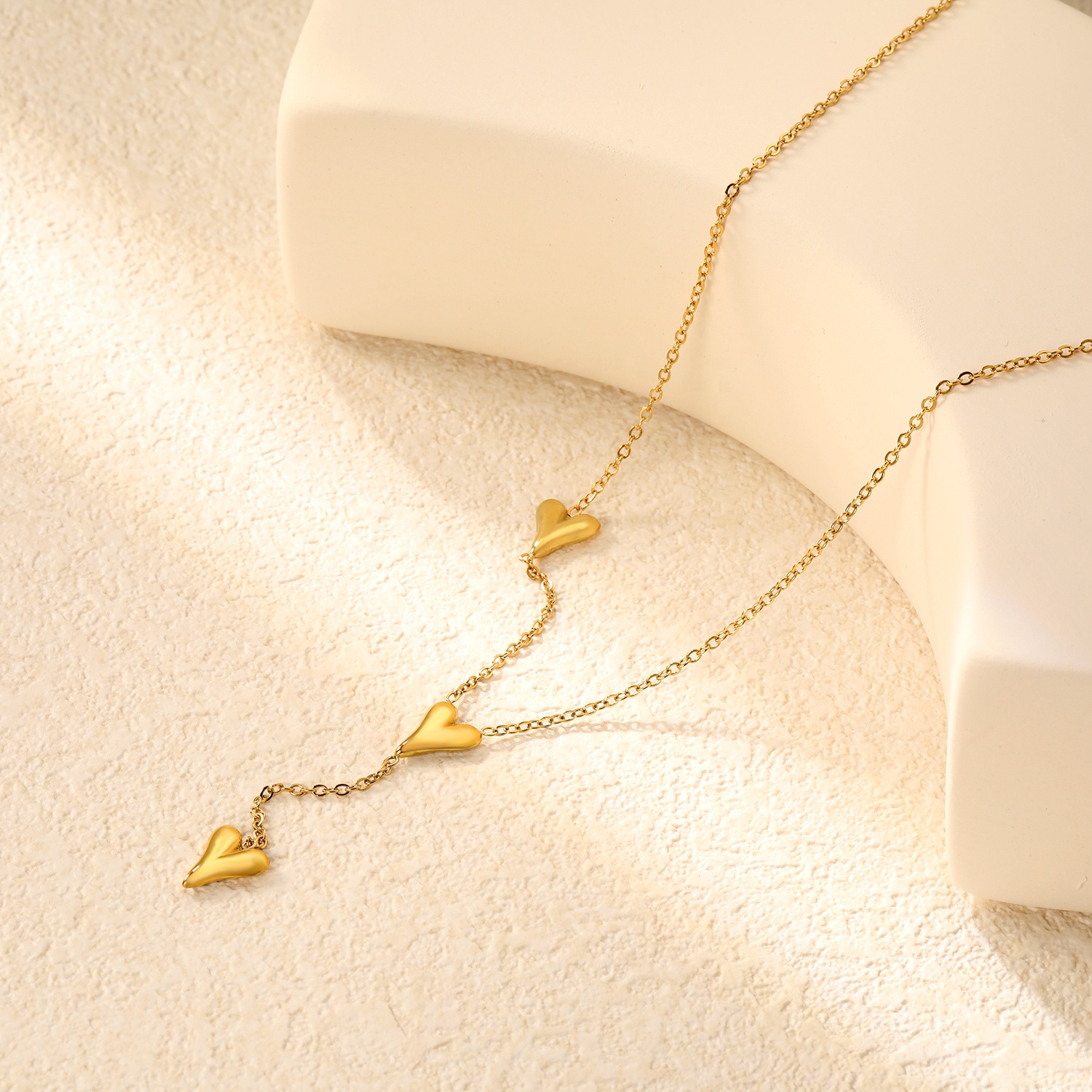 European American Fashion Stainless Steel Jewelry Tarnish Free 18K Gold Plated Heart Charm Ladies Choker Necklace for Women