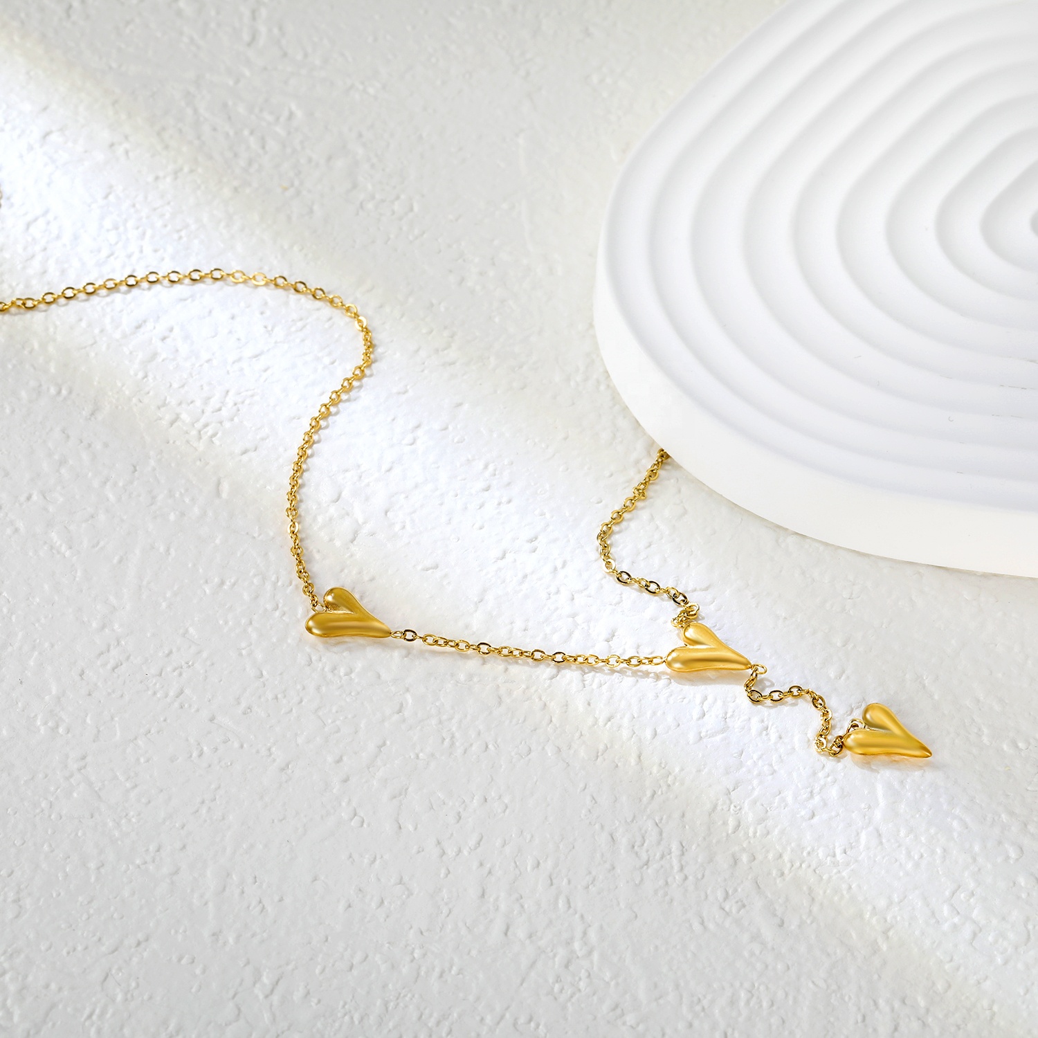 European American Fashion Stainless Steel Jewelry Tarnish Free 18K Gold Plated Heart Charm Ladies Choker Necklace for Women