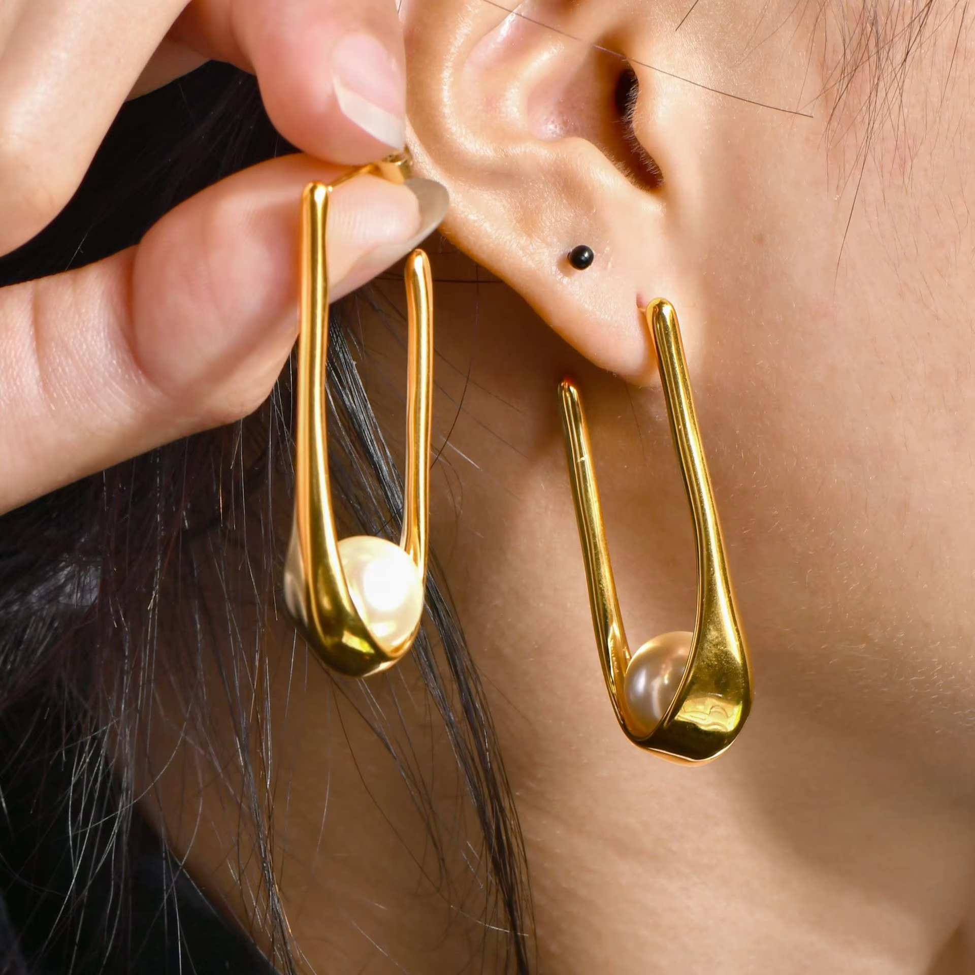 European American Stainless Steel Gold-color Plated Bezel Set Advanced Sense Niche Pearl Women's Butterfly Shape Trendy Earrings