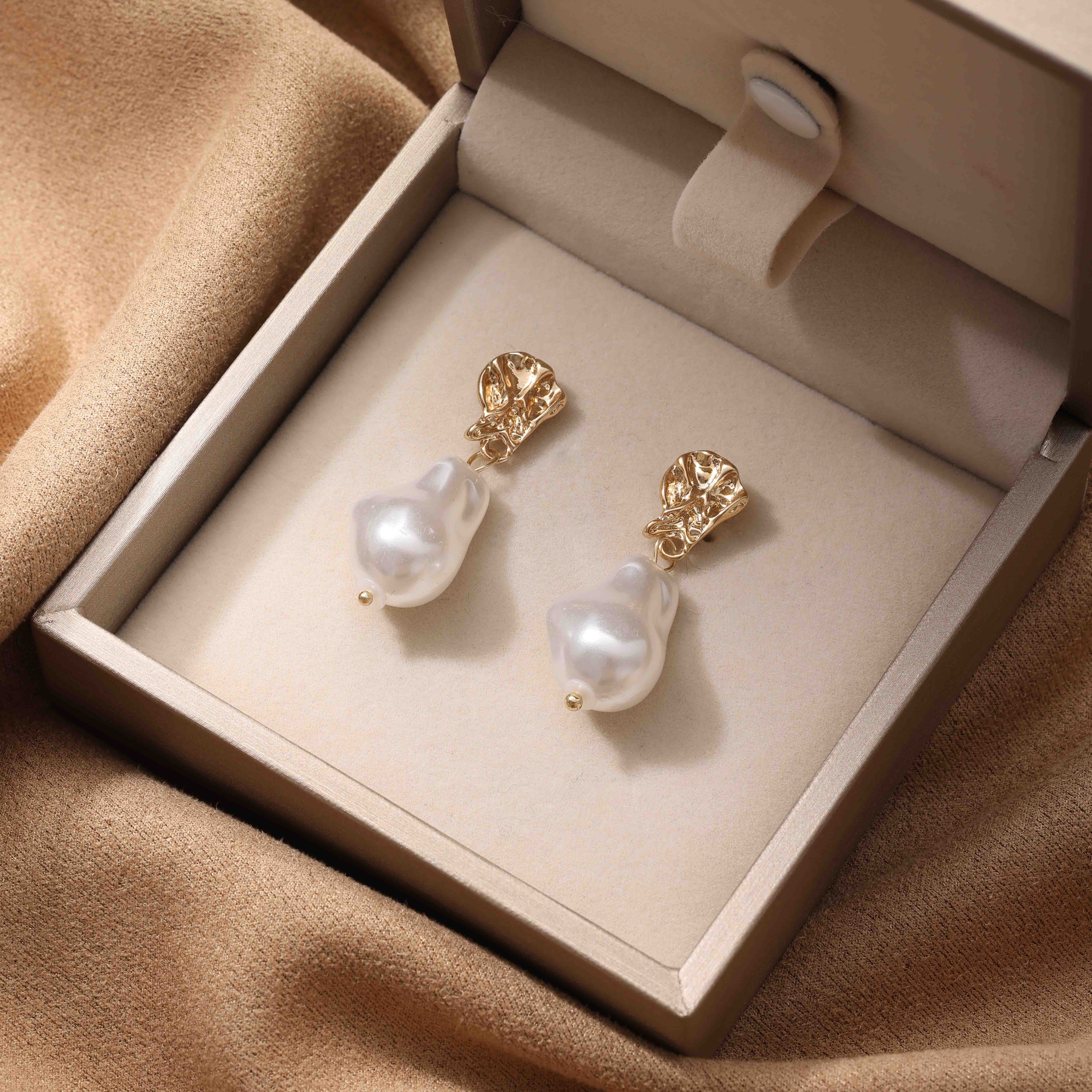 Exclusive Design Pearl Collection Gold Plated Floral Geometric Pattern Modern Dangle Women Fashion Jewelry Drop Earrings