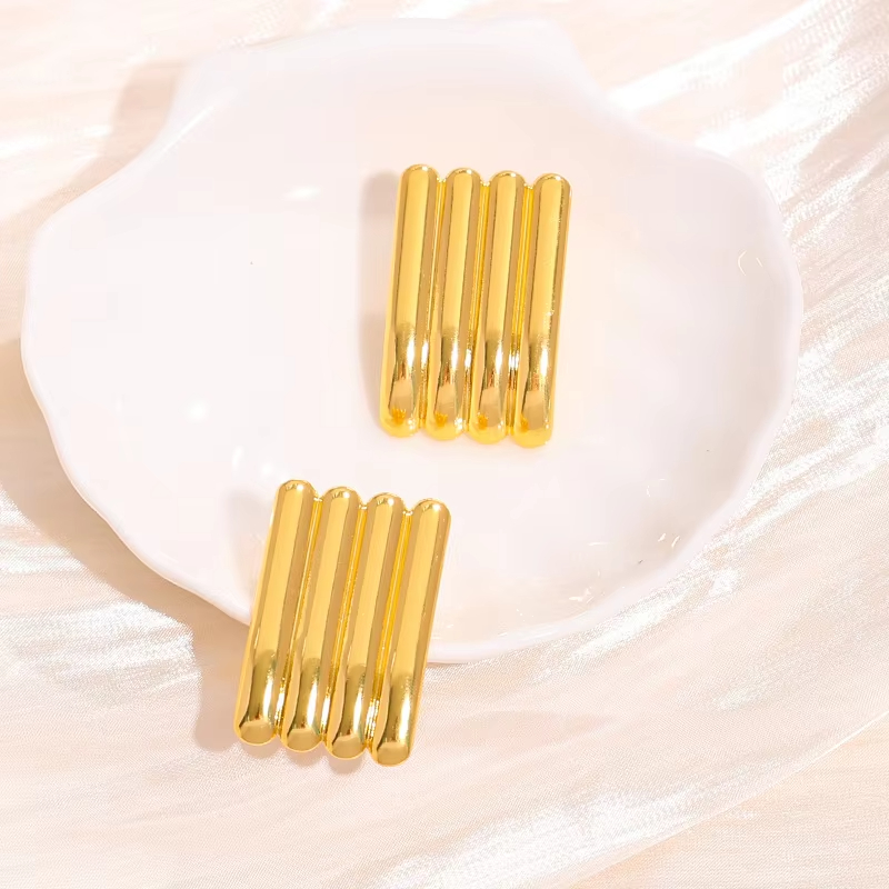 Fashion Personality Geometric Environmental Protection Alloy Stud Earrings Women Light Luxury High Sense Earrings Wholesale