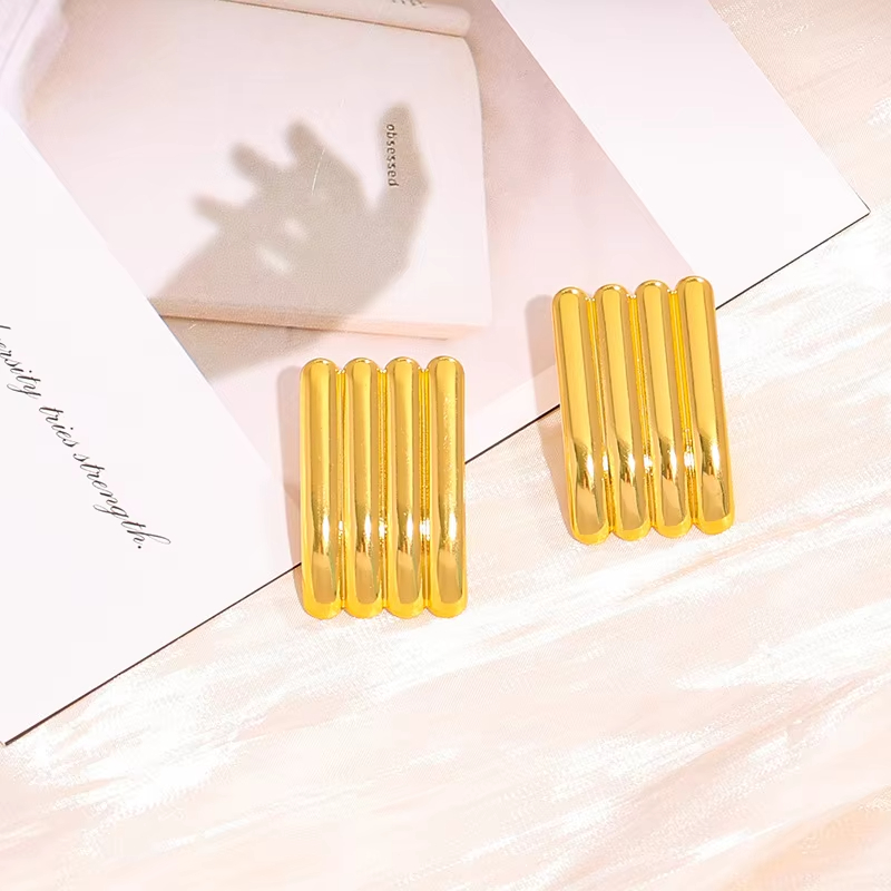 Fashion Personality Geometric Environmental Protection Alloy Stud Earrings Women Light Luxury High Sense Earrings Wholesale