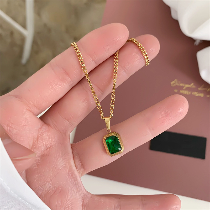 Fashionable Vintage Trendy Design Inspired Necklace Minimalism Emerald 18K Gold Plating Premium Necklace