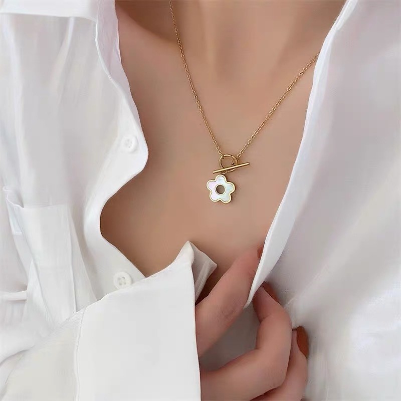 White Enamel Flower Pendant Necklace with Toggle Clasp – Titanium Steel Elegant Jewelry for Women