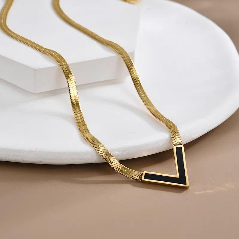 Geometric V-Shaped Black Enamel Gold Necklace – Modern Statement Jewelry