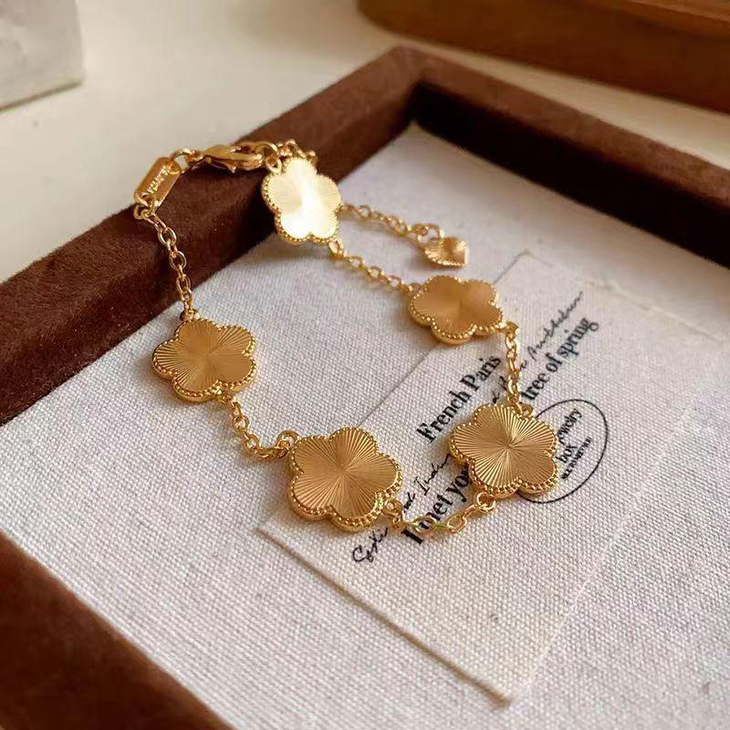 Gold Stainless Steel Clover Bracelet with Five Floral Motifs – Elegant Lucky Design by Geili Jewelry