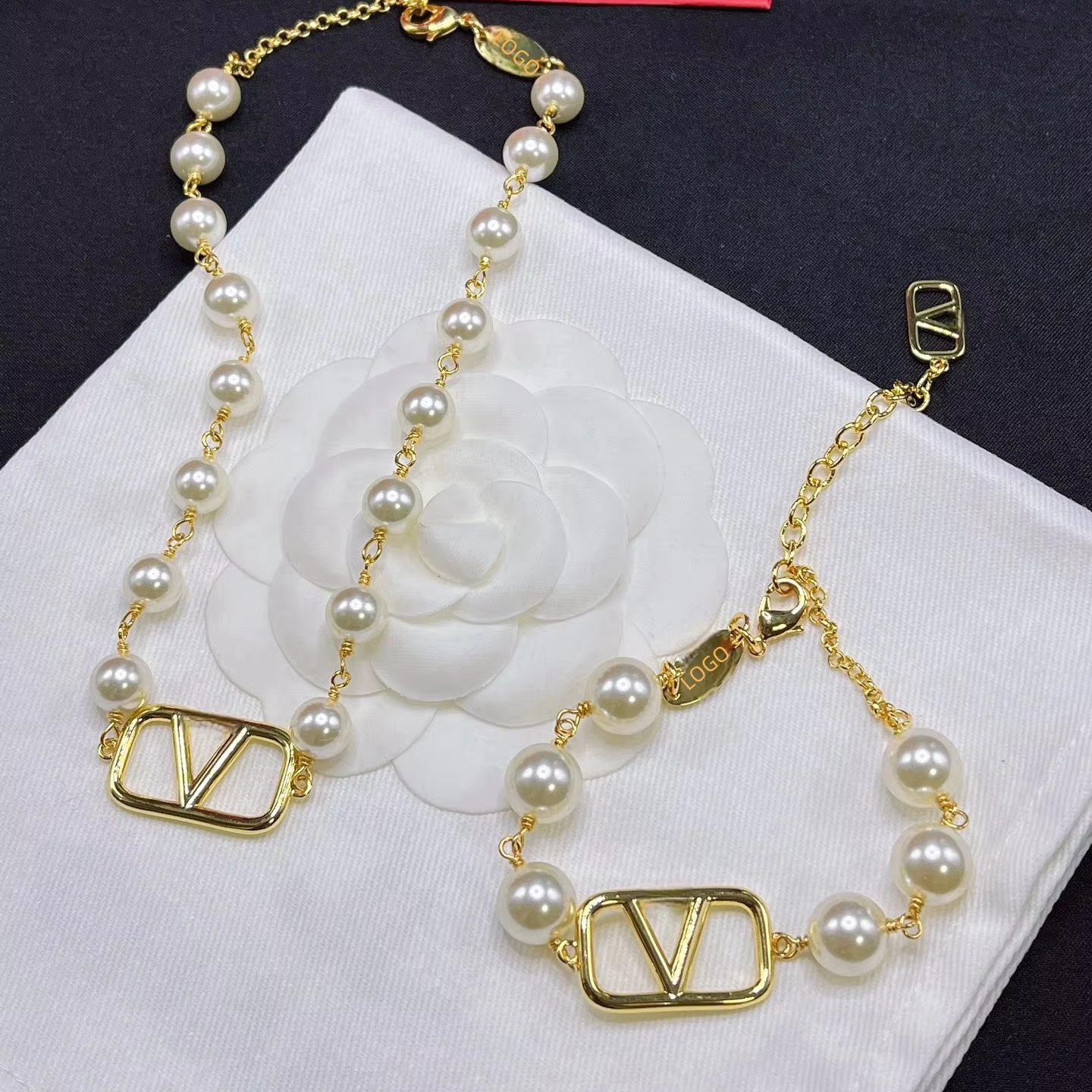 High Quality Famous Brand Style Luxury Jewelry 18K Gold Plated Designer Pearl Bracelets Necklace Jewelry Sets Luxury Catalog