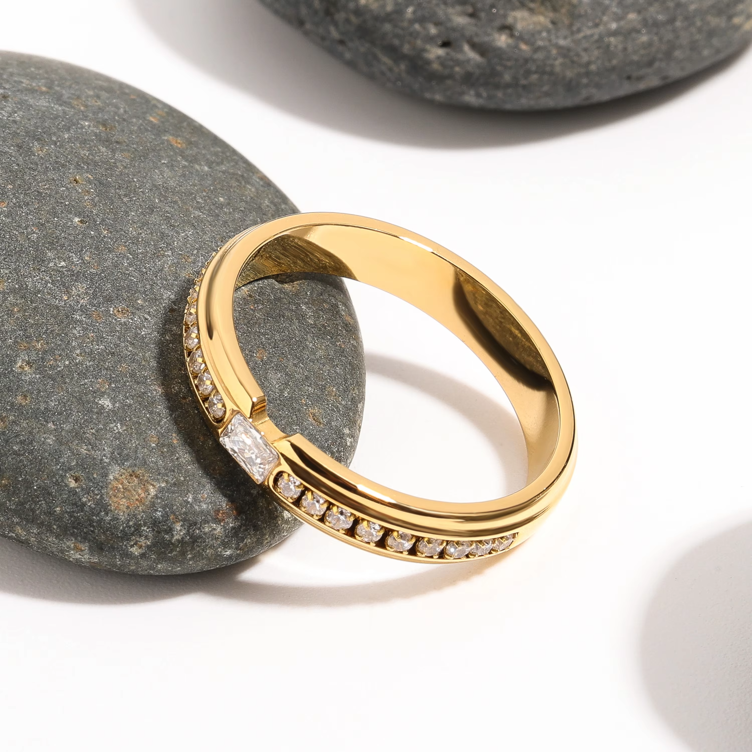 Hot Selling 18K Gold Plated Waterproof Non Tarnish Stainless Steel Classic Zircon Ring