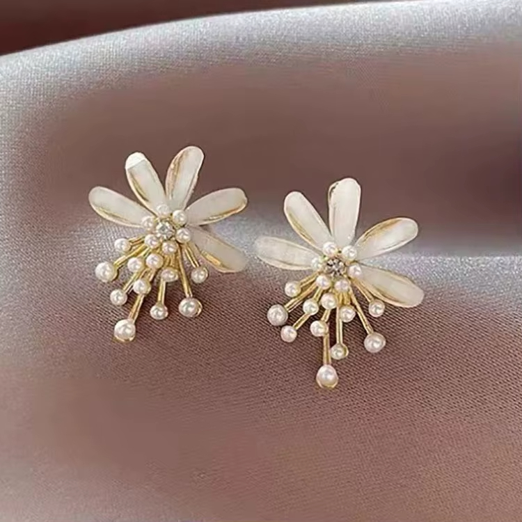 Korean Design Elegant Jewelry New Style Gold Plated Flower Pearl Earrings for Women Trendy Alloy Diamond Luxury Accessories