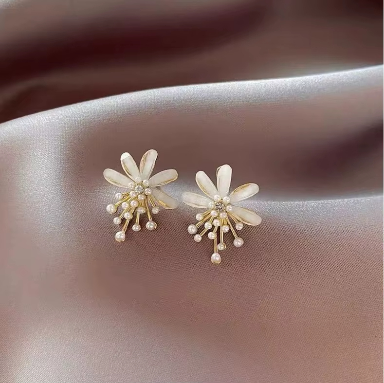 Korean Design Elegant Jewelry New Style Gold Plated Flower Pearl Earrings for Women Trendy Alloy Diamond Luxury Accessories