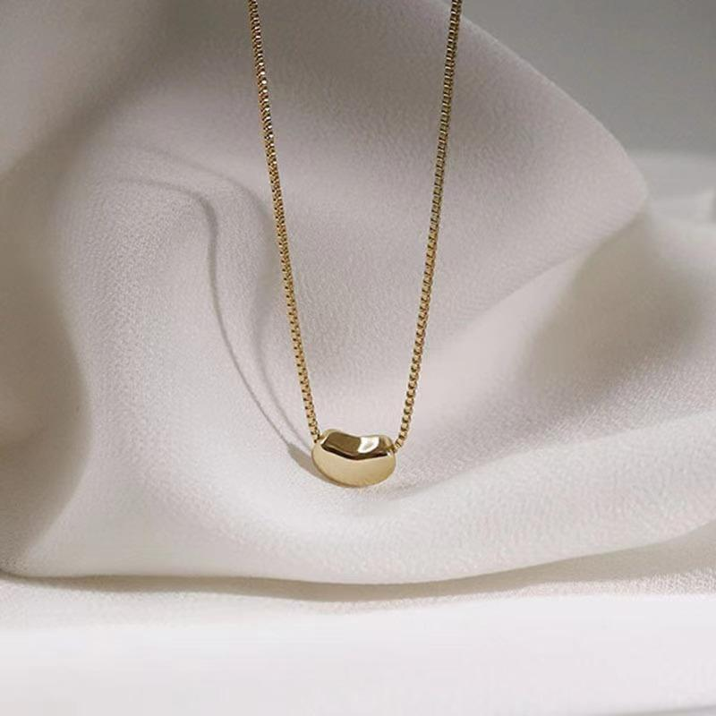 Minimalist Gold Bean Pendant Necklace for Women – Elegant Everyday Jewelry