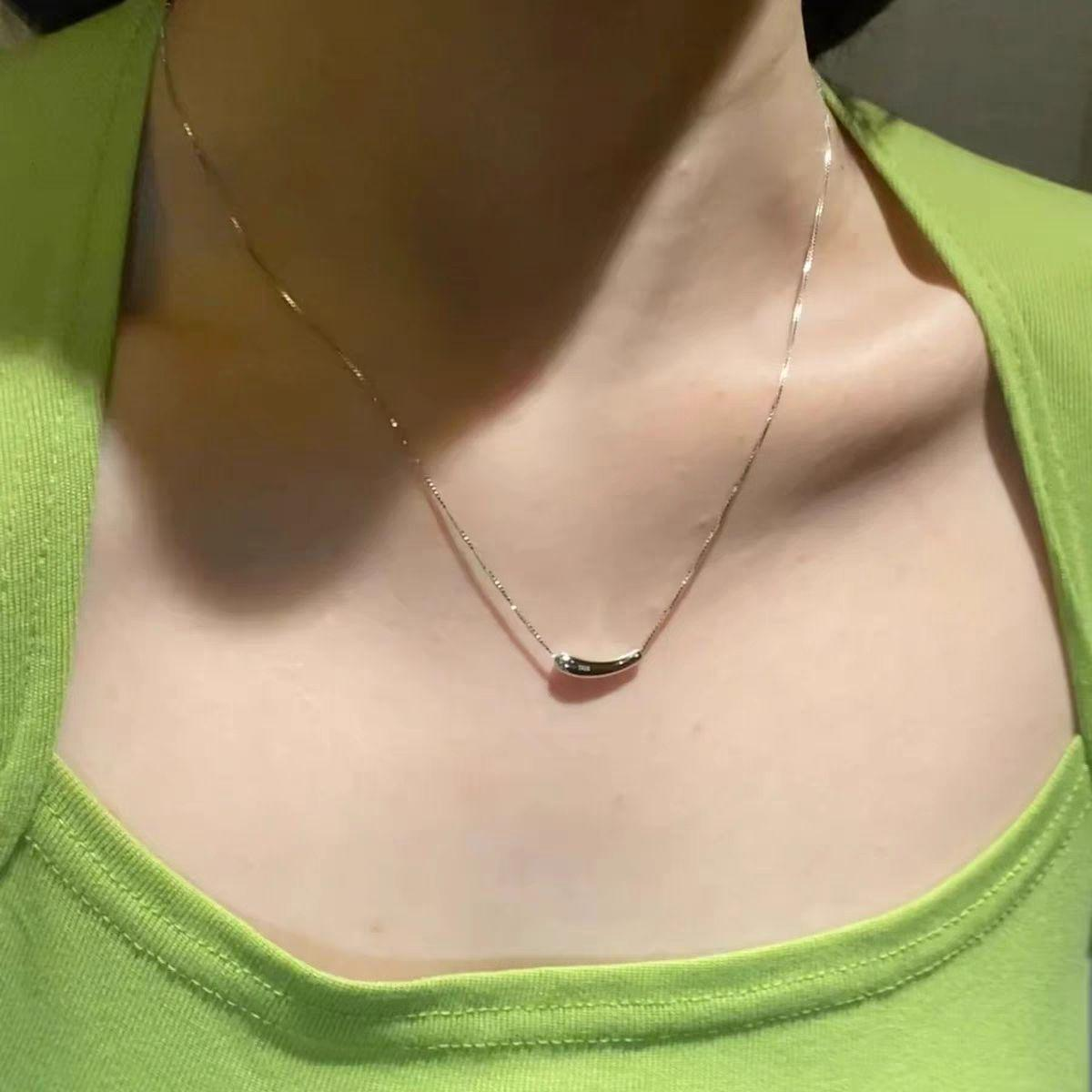 Minimalist_Silver_Curved_Tube_Pendant_Necklace