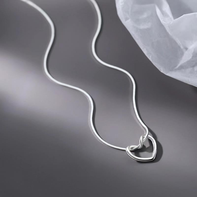 Modern Open Heart Necklace – Fashion Jewelry in Silver Tone