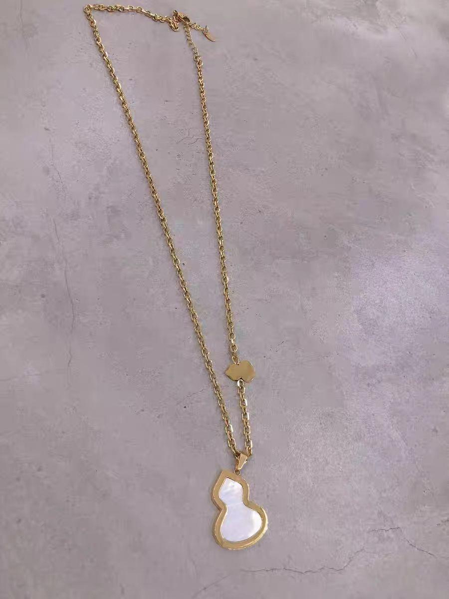 Mother-of-Pearl Gourd Pendant Necklace – Gold Chain Elegant Jewelry for Women