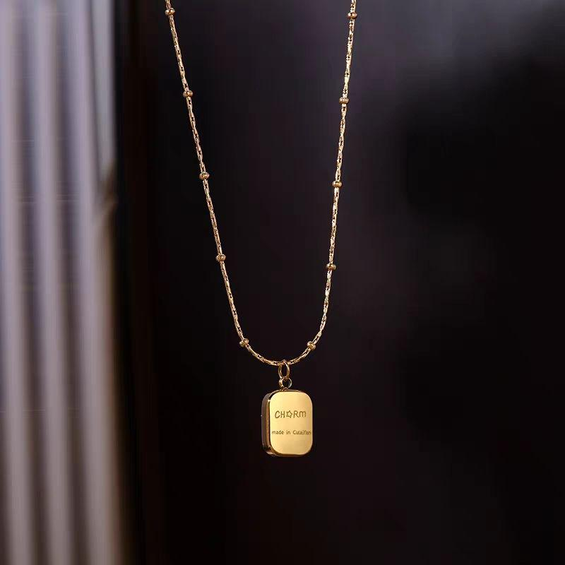 Retro Charm Pendant Necklace with Engraving – Unisex Gold Long Chain