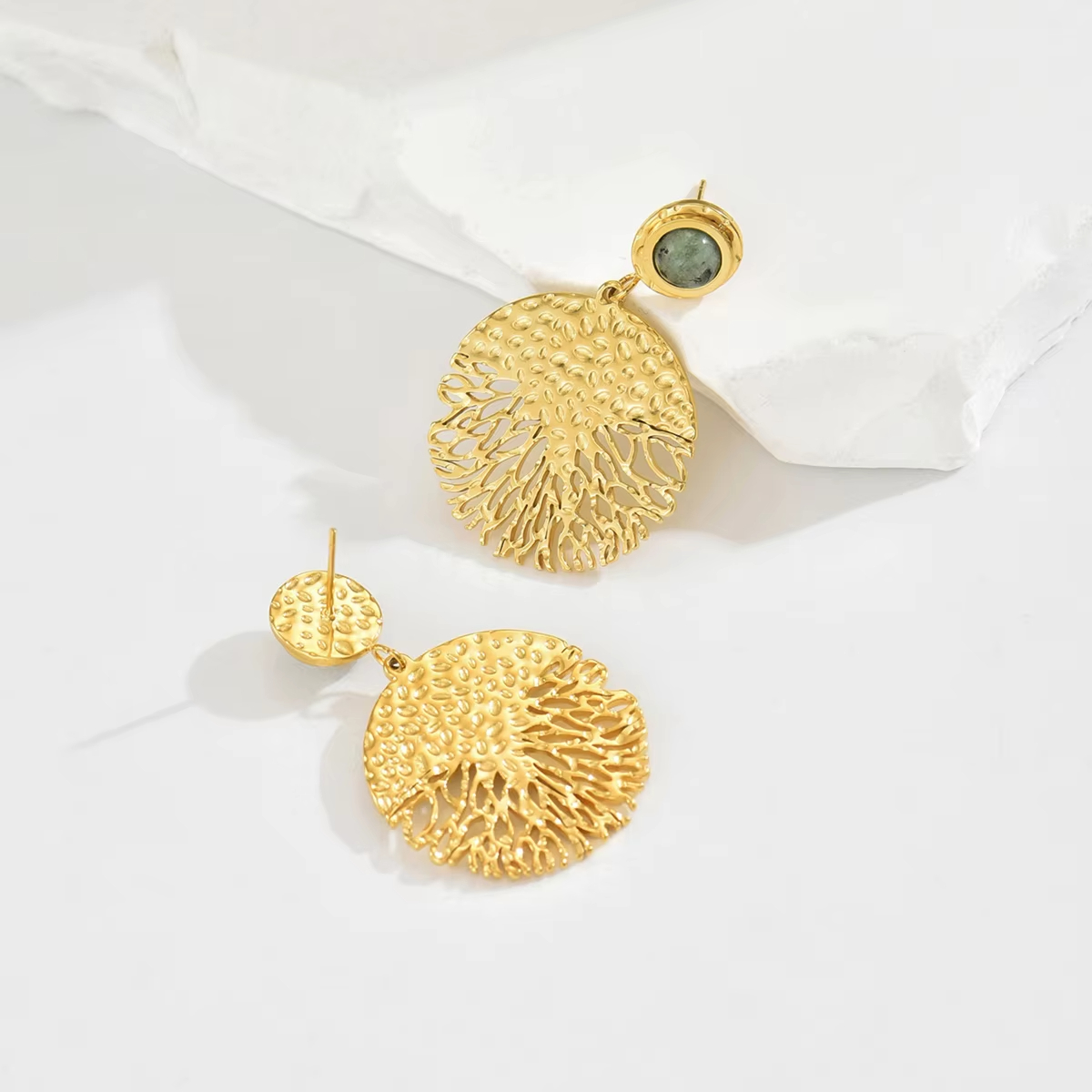 Retro Hollow Line Alloy Earrings Personality Green Stone Ear Studs Fashion Gold Alloy Round Plate Earrings