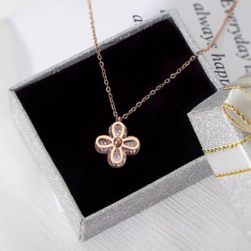 Rose Gold Clover Pendant Necklace – Elegant Four-Leaf Flower Jewelry for Women
