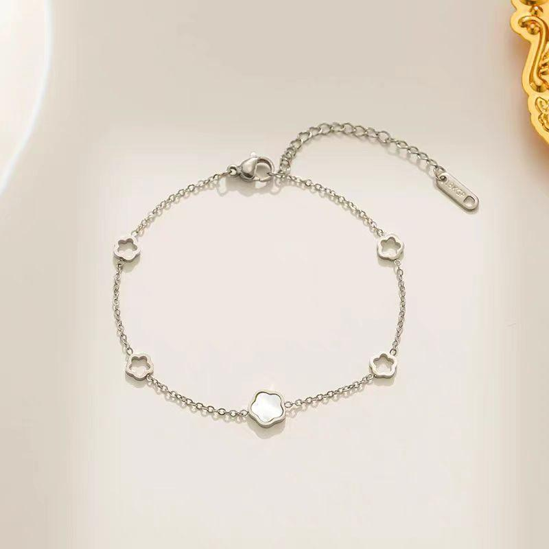 Silver Clover Bracelet for Women – Stainless Steel Chain with White Shell Flower Charms | Elegant Minimalist Jewelry OEM Wholesale