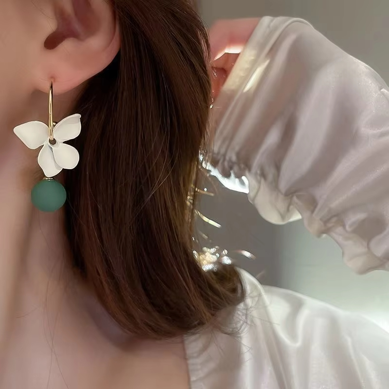 Silver Needle C-shaped Asymmetric Flower Tassel Earrings Korean Design Sense White Flower Girl All-match Earrings