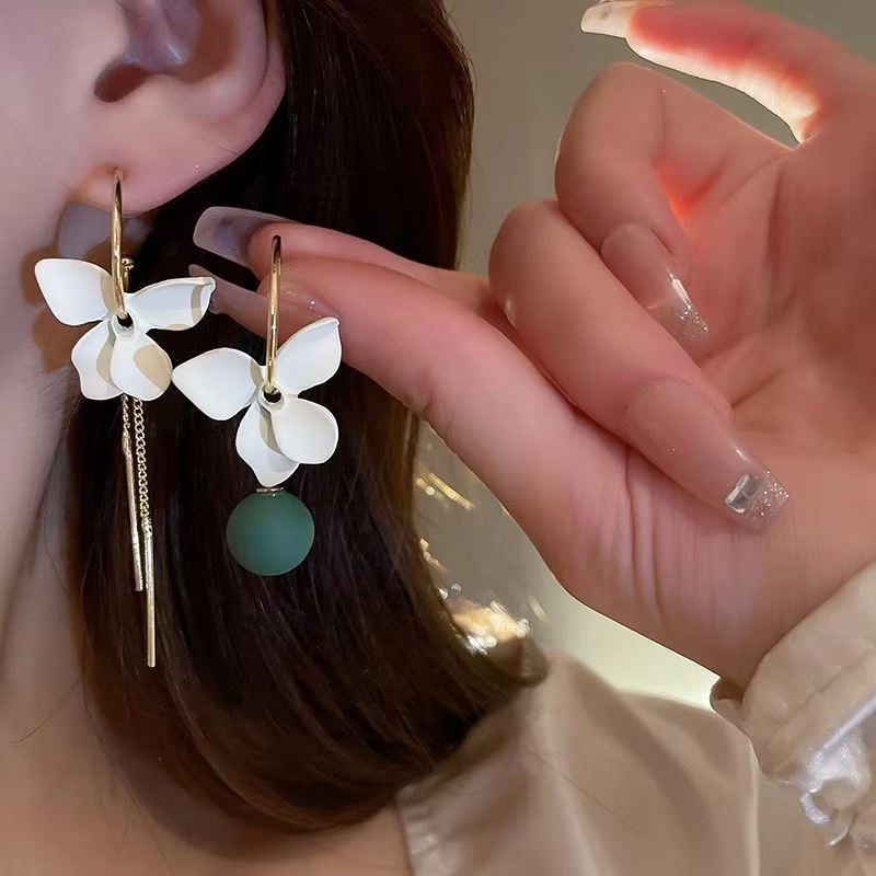 Silver Needle C-shaped Asymmetric Flower Tassel Earrings Korean Design Sense White Flower Girl All-match Earrings