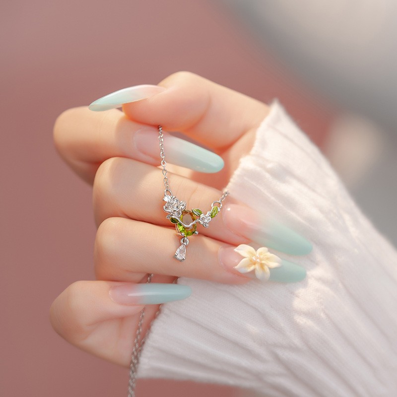 Spring Butterfly Flower Green Zircon Necklace for Women – Elegant Floral Pendant Dainty Stainless Steel O Chain Clavicle Necklace