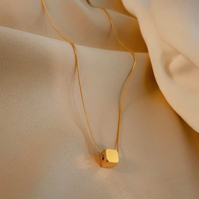Minimalist Titanium Steel Cube Pendant Necklace – Modern Geometric Jewelry for Women