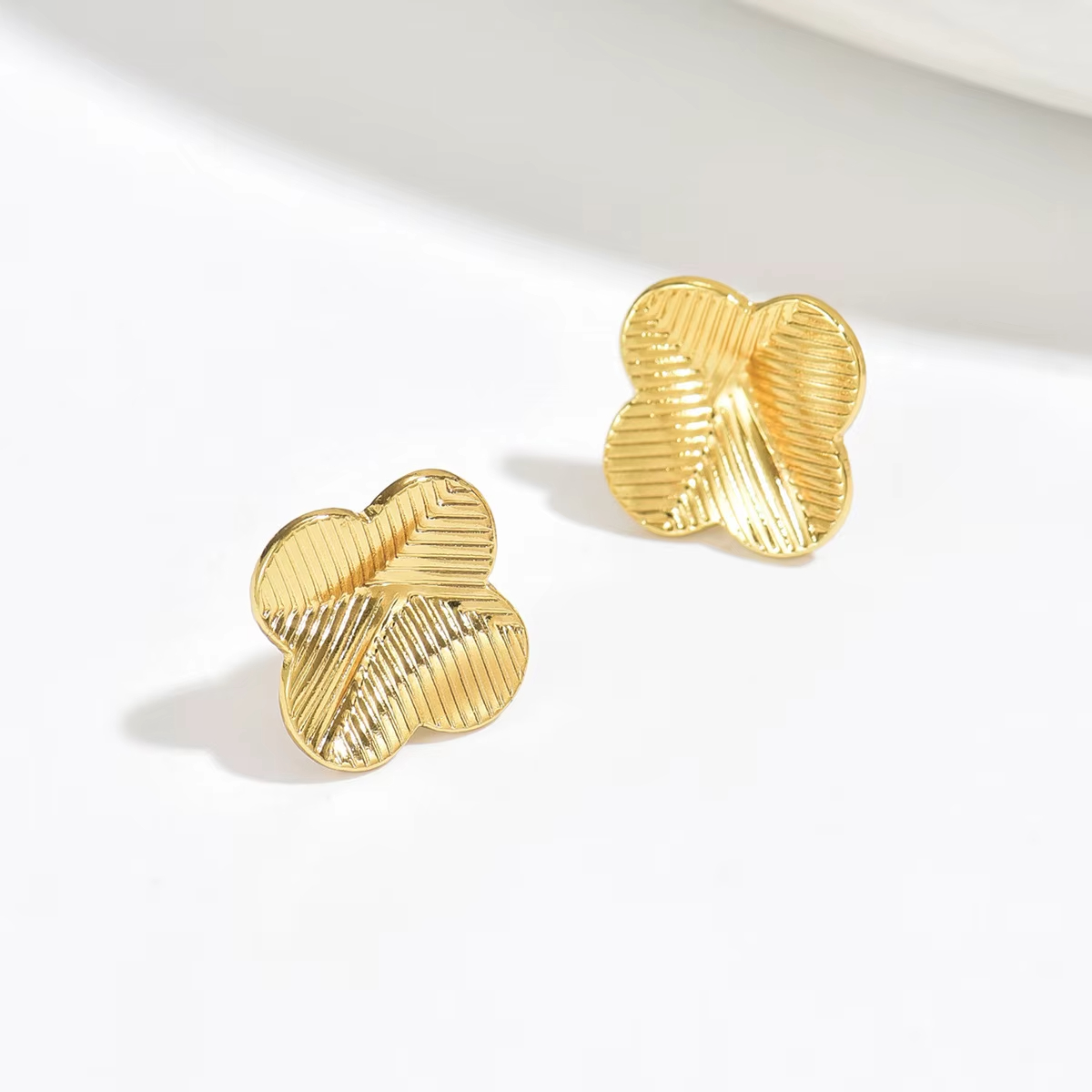 Valiana Fashion 4 Petal Clover Waterproof Bohemian Ear Pendant Earrings Jewelry Anti-oxidation Stainless Steel 18K Gold-plated