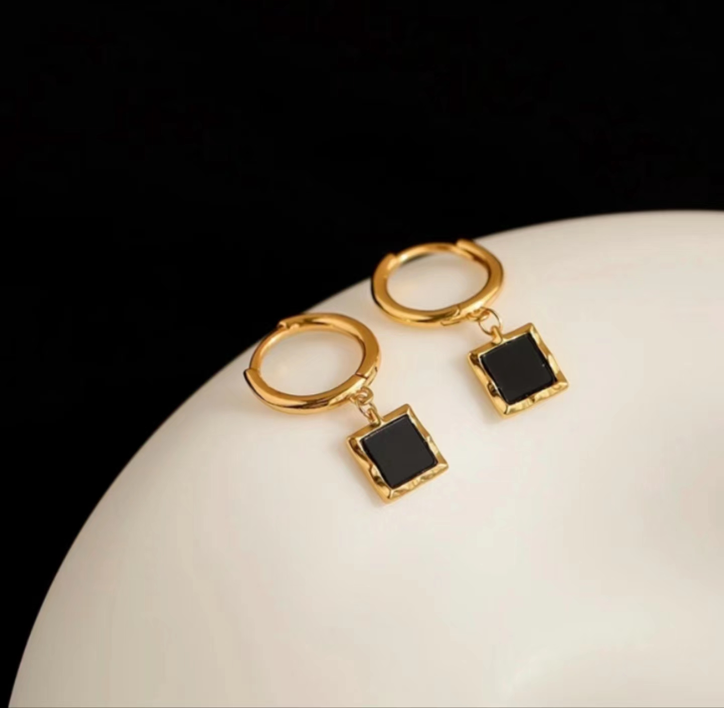 Vintage Gold Oval Hoop Earrings for Women | Retro Chunky Hollow Design, Lightweight Statement Jewelry for Elegant Daily Wear, Parties & Gifts