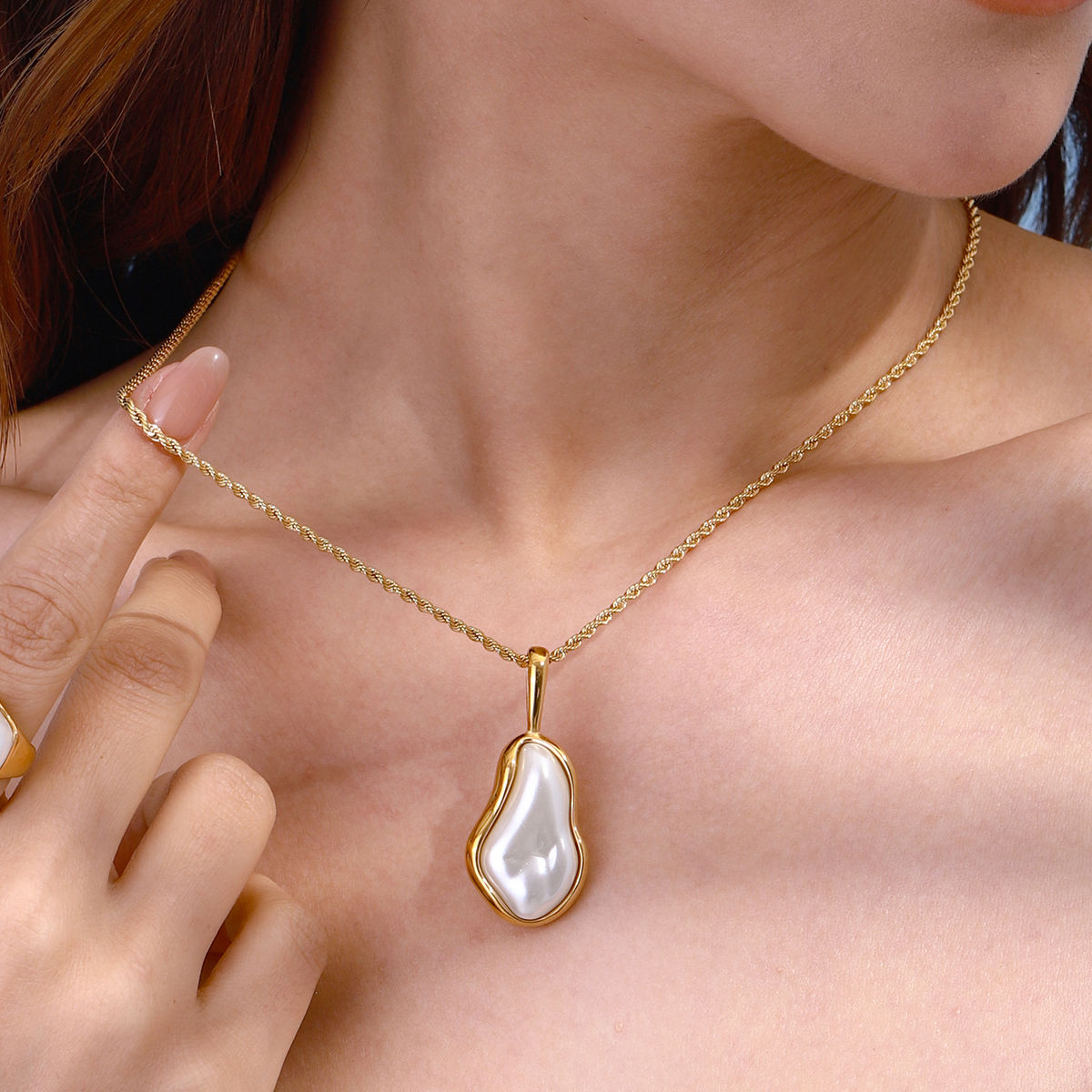 Vintage Style 18K Gold Stainless Steel Necklace with Imitation Pearl Pendant