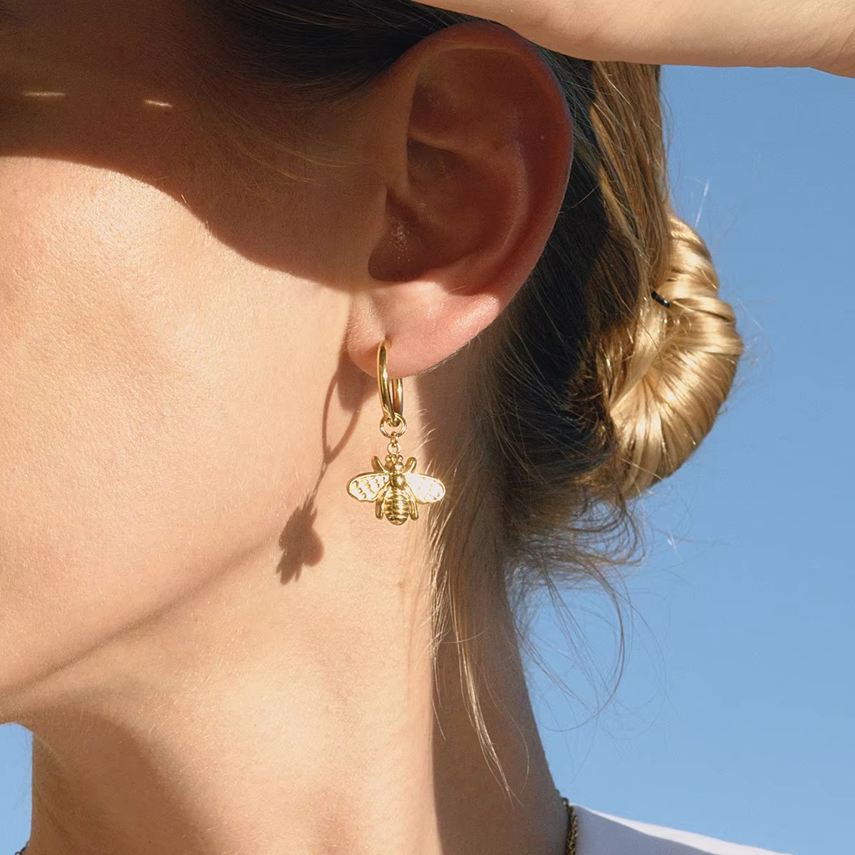 Wholesale 18K Gold Classic Bee Pendant Earrings and Stainless Steel Accessories with Diamond and Pearl Stones