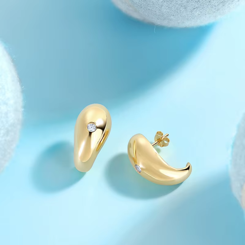 Wholesale 925 Sterling Silver Gold Plated Fashion Jewelry Moon Shape Single Stone Hoop Moissanite Earrings For Women