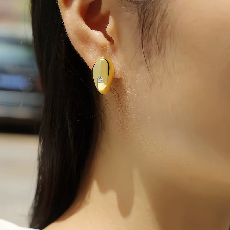 Wholesale 925 Sterling Silver Gold Plated Fashion Jewelry Moon Shape Single Stone Hoop Moissanite Earrings For Women