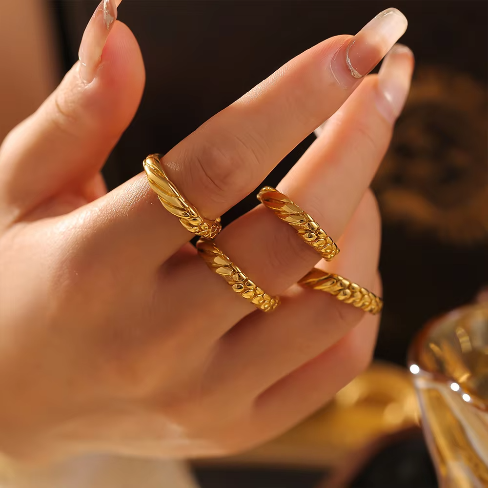 Unisex Gold Color Stainless Steel Ring with Flower Texture – Fashion Wedding Party Jewelry 2026